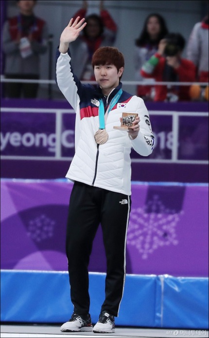 동메달 받은 김태윤 선수 | 인스티즈