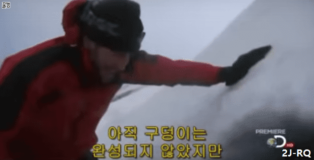 배우 제이크 질렌할에게 드립치는 베어그릴스.gif | 인스티즈