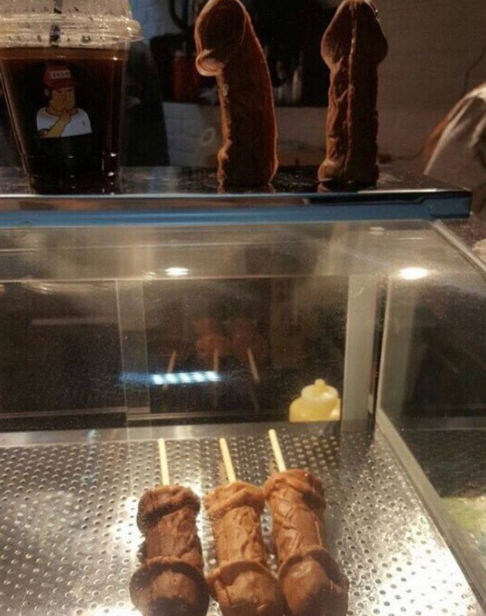 남자성기 모양 쏙 빼닮은핫도그 파는 홍대가게 | 인스티즈