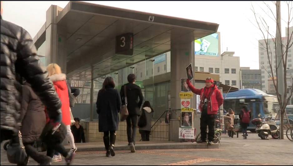 다큐3일 지하철역앞에서 잡지를 파는 노숙자출신 "빅이슈 판매원들" | 인스티즈