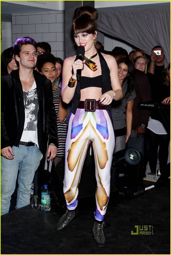  여자친구가 다소 이상한 옷을 입은 날에도 사랑에 빠진 남자의 눈빛.jpg | 인스티즈