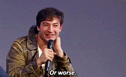 신비한 동물사전 크레덴스의 헤어스타일에 대해 설명하는 에즈라 밀러.gif | 인스티즈