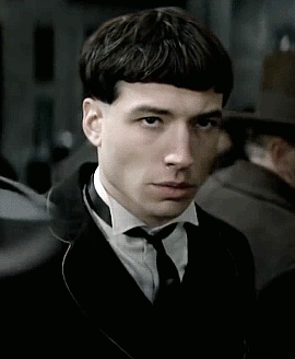 신비한 동물사전 크레덴스의 헤어스타일에 대해 설명하는 에즈라 밀러.gif | 인스티즈