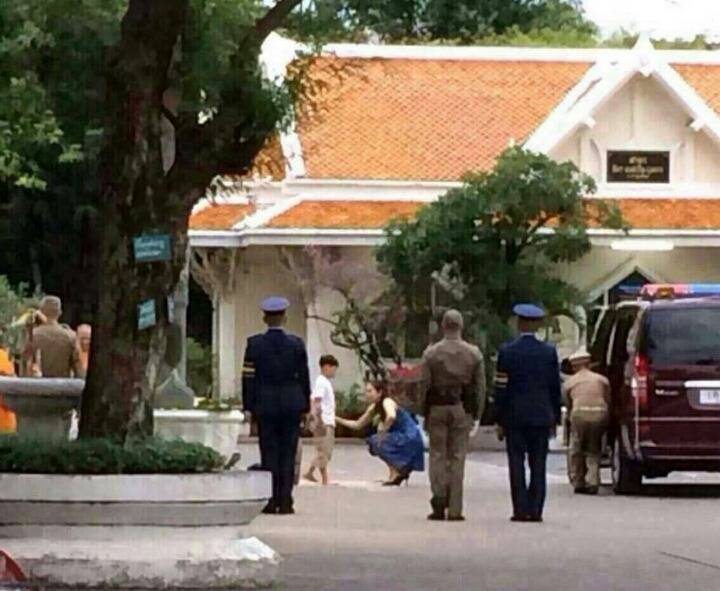 경호원조차 눈물흘렸다는 태국왕가 비극적인 장면.jpg | 인스티즈