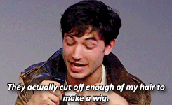 신비한 동물사전 크레덴스의 헤어스타일에 대해 설명하는 에즈라 밀러.gif | 인스티즈