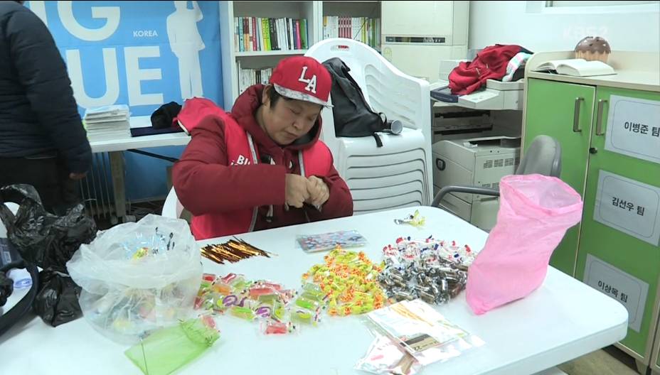 다큐3일 지하철역앞에서 잡지를 파는 노숙자출신 "빅이슈 판매원들" | 인스티즈