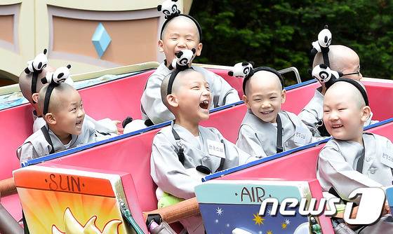 오늘자 놀이공원 방문해서 씐난 동자승들.......(짱덕주의) | 인스티즈