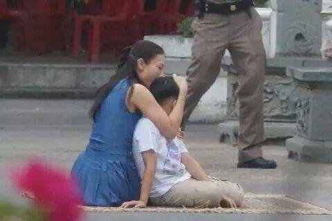 경호원조차 눈물흘렸다는 태국왕가 비극적인 장면.jpg | 인스티즈