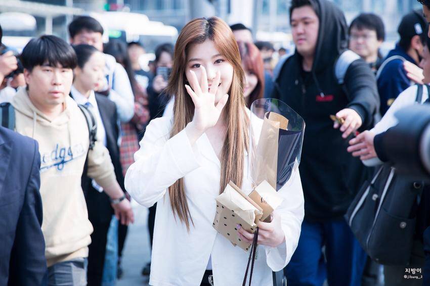 170430 인천공항 입국하는 미나 | 인스티즈