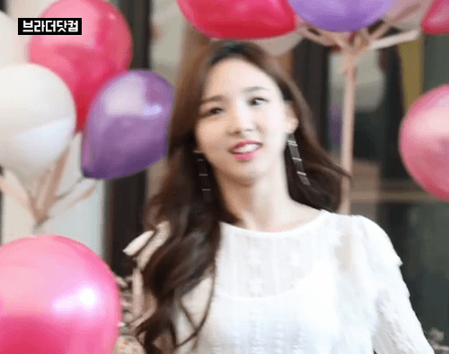 손짓하는 나연.gif | 인스티즈