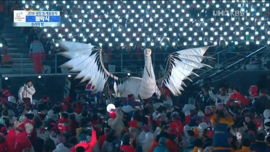 폐막식 보다가 답답해서 등장하신 분.jpg | 인스티즈