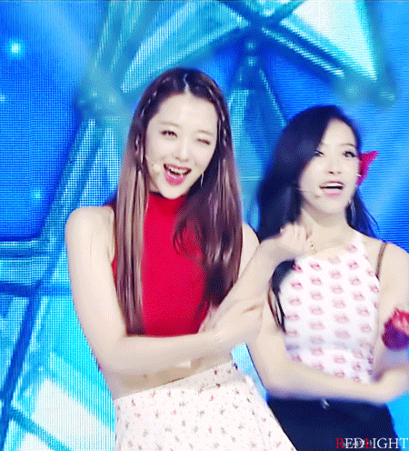 비슷한 포지션을 담당하는 걸그룹 내의 설리와 조이.gif | 인스티즈