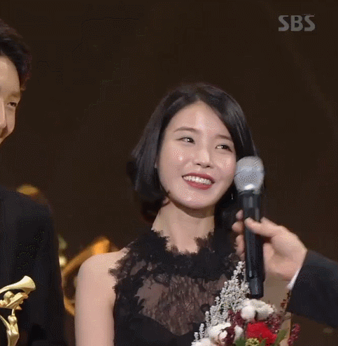 이휘재의 질문에 당황하는 아이유.gif | 인스티즈