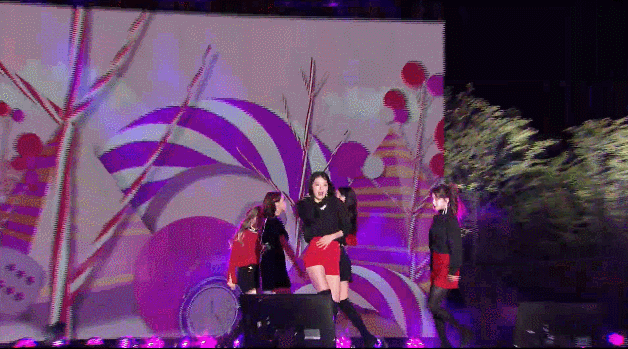 안무 바꿔서 추는 슬기 때문에 당황한 아이린.gif | 인스티즈