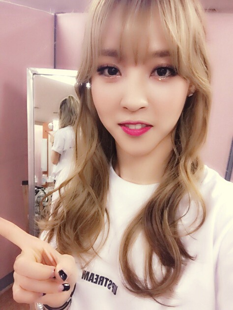 두 걸그룹 중 동시에 데뷔한다면 덕질하고 싶은 그룹은? | 인스티즈