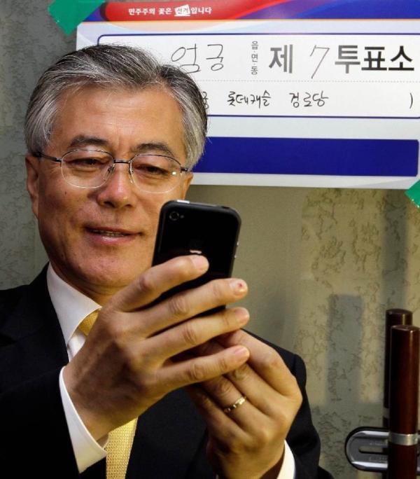 이쯤돼서 다시보는 문재인 투표인증샷.jpg | 인스티즈