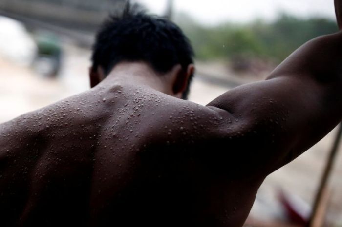 공사장에서 틈틈히 운동하는 중국청년 | 인스티즈