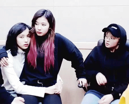 사나 볼 잡아당기는 정연 | 인스티즈