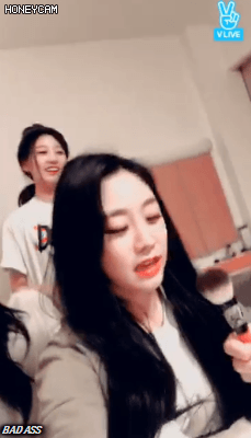 결혼하자는 댓글을 본 러블리즈 지수의 반응.gif | 인스티즈