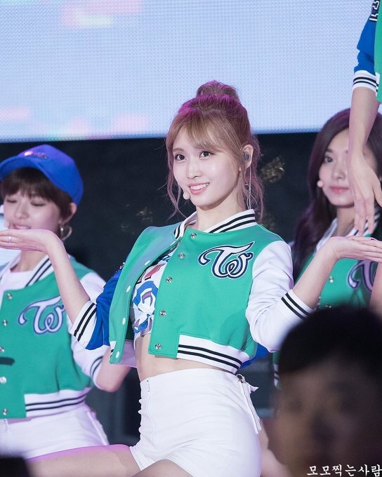 [트와이스] 분홍색으로 염색한게 잘어울리는 복숭아 모모 | 인스티즈