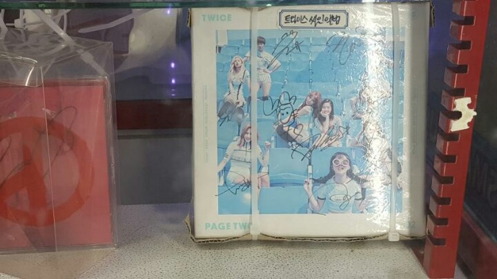 인형뽑기 기계에 트와이스 사인앨범이! | 인스티즈
