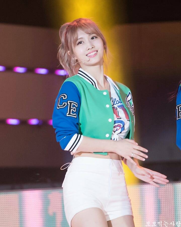 [트와이스] 분홍색으로 염색한게 잘어울리는 복숭아 모모 | 인스티즈