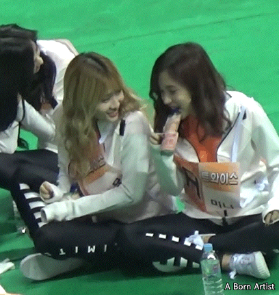 [트와이스] 차가운 쭈쭈바 먹으면서 손이 시려울때 해결방법 두가지 | 인스티즈