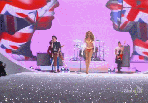 빅토리아 시크릿 무대에 오르기 전 손 덜덜 떠는 모델. gif | 인스티즈