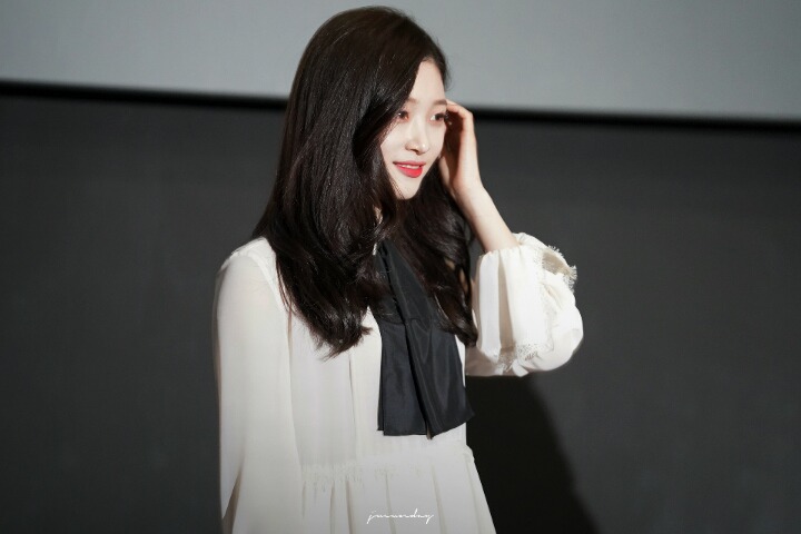 흰 의상이 참 잘어울리는 처자 | 인스티즈