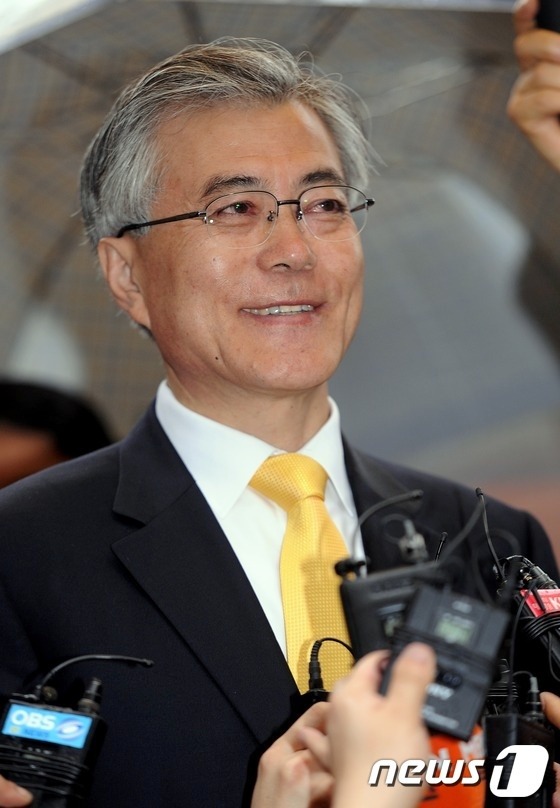 이쯤돼서 다시보는 문재인 투표인증샷.jpg | 인스티즈