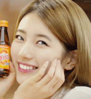 수지가 이렇게 쳐다본다면.gif | 인스티즈