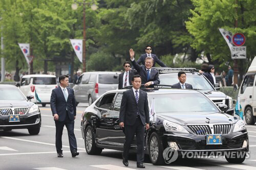 박근혜와 문재인의 카 퍼레이드 비교 | 인스티즈