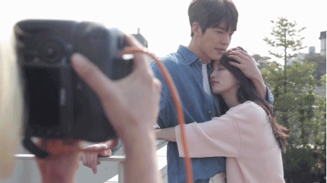 수지랑 포옹하는 김우빈.gif | 인스티즈