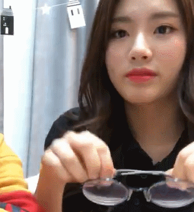 안경 쓰기 싫어하는 이유.gif | 인스티즈