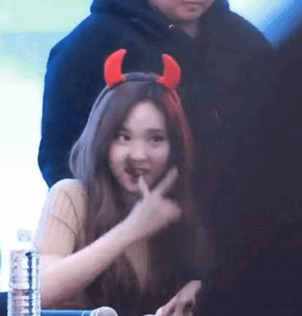 나연 볼에 스티커 붙이는 팬.gif | 인스티즈