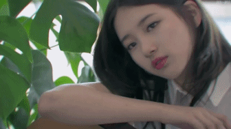 수지가 이렇게 쳐다본다면.gif | 인스티즈