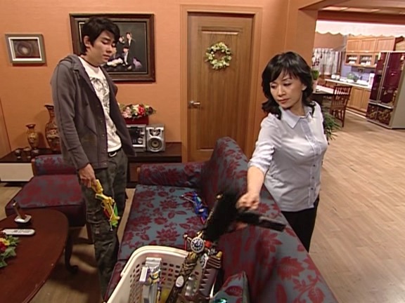 [거침없이하이킥] 장난감으로 싸우는 박해미랑 민용이 ㅋㅋㅋㅋㅋㅋ.jpg | 인스티즈