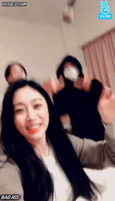 결혼하자는 댓글을 본 러블리즈 지수의 반응.gif | 인스티즈