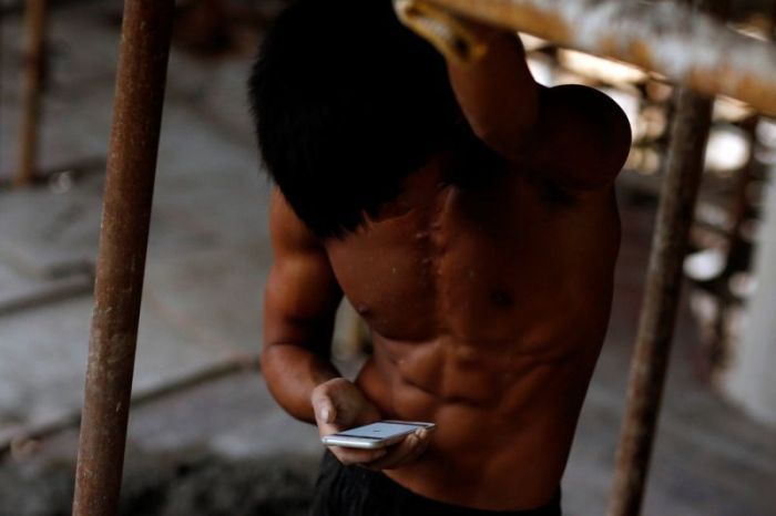 공사장에서 틈틈히 운동하는 중국청년 | 인스티즈