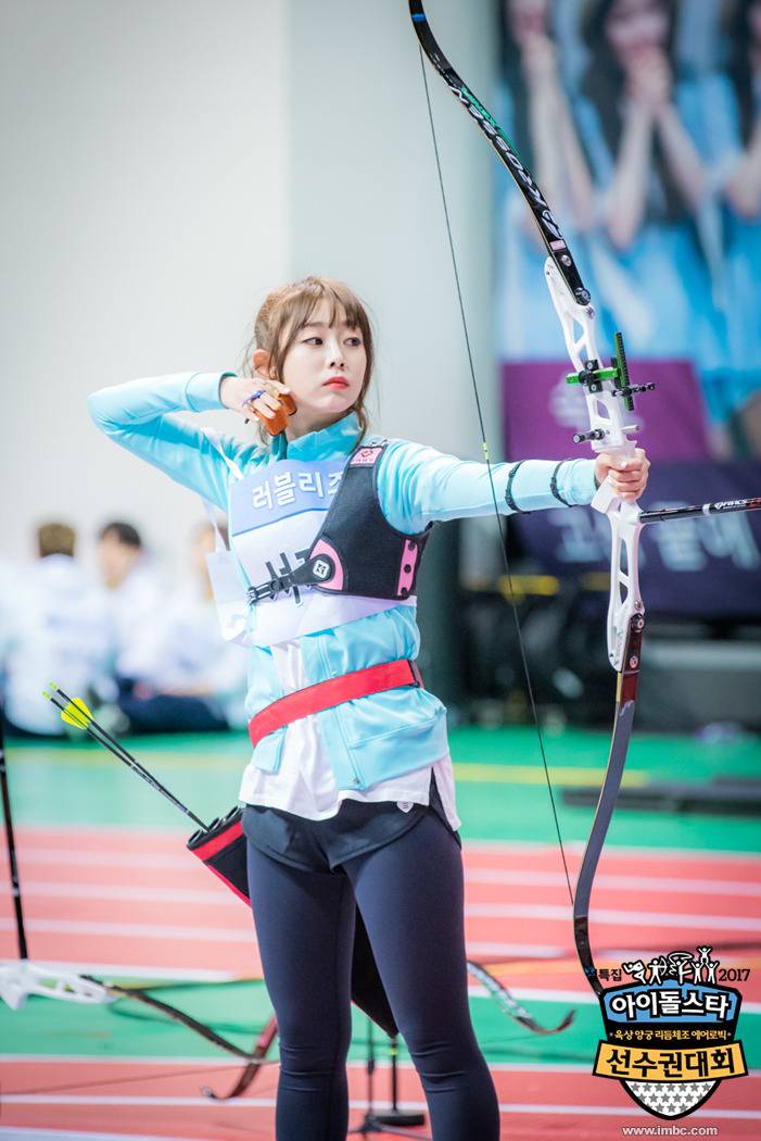 여자 아이돌 양궁 사격 자세.jpg | 인스티즈