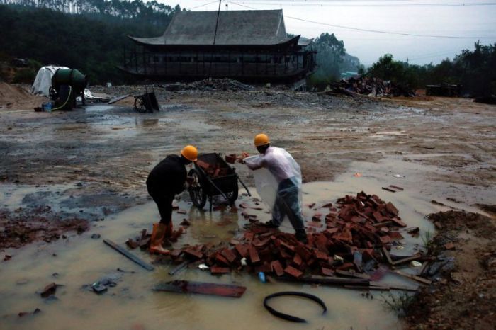 공사장에서 틈틈히 운동하는 중국청년 | 인스티즈
