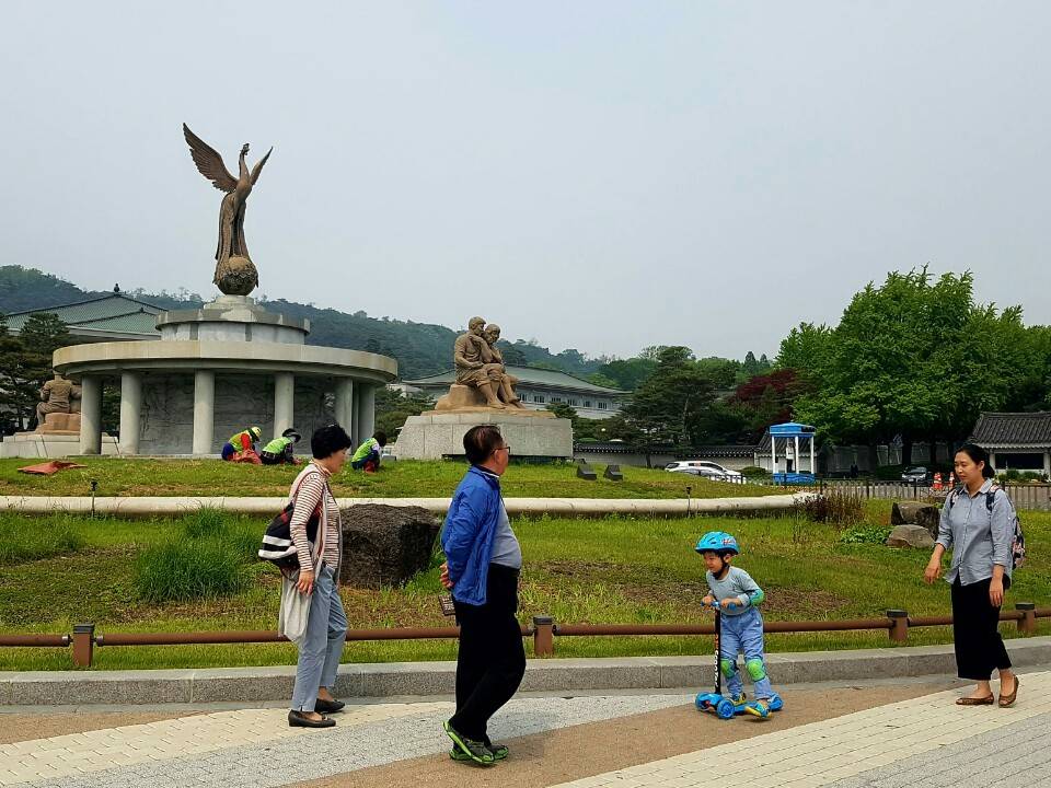 대통령이 바뀌자 청와대 앞길도 친절해졌다 | 인스티즈