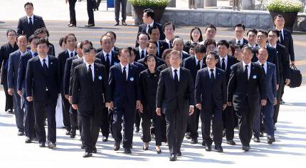 518 기념식 때 문재인 대통령과 함께 등장한 사람들 | 인스티즈