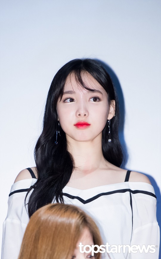 두 걸그룹 중 동시에 데뷔한다면 덕질하고 싶은 그룹은? | 인스티즈