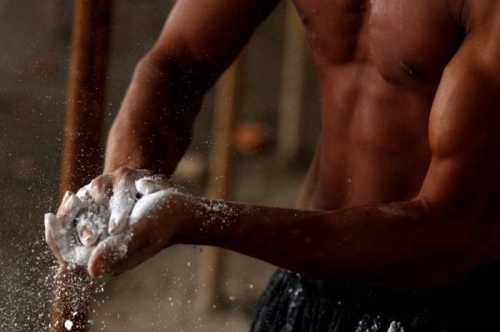 공사장에서 틈틈히 운동하는 중국청년 | 인스티즈