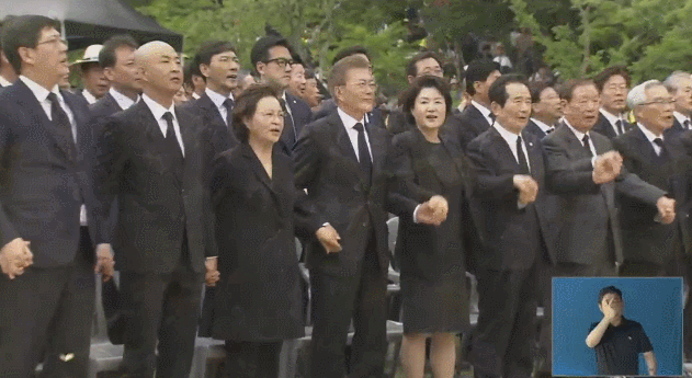 문재인 좌우통합 실패 바로잡아주는 김정숙 여사.gif | 인스티즈