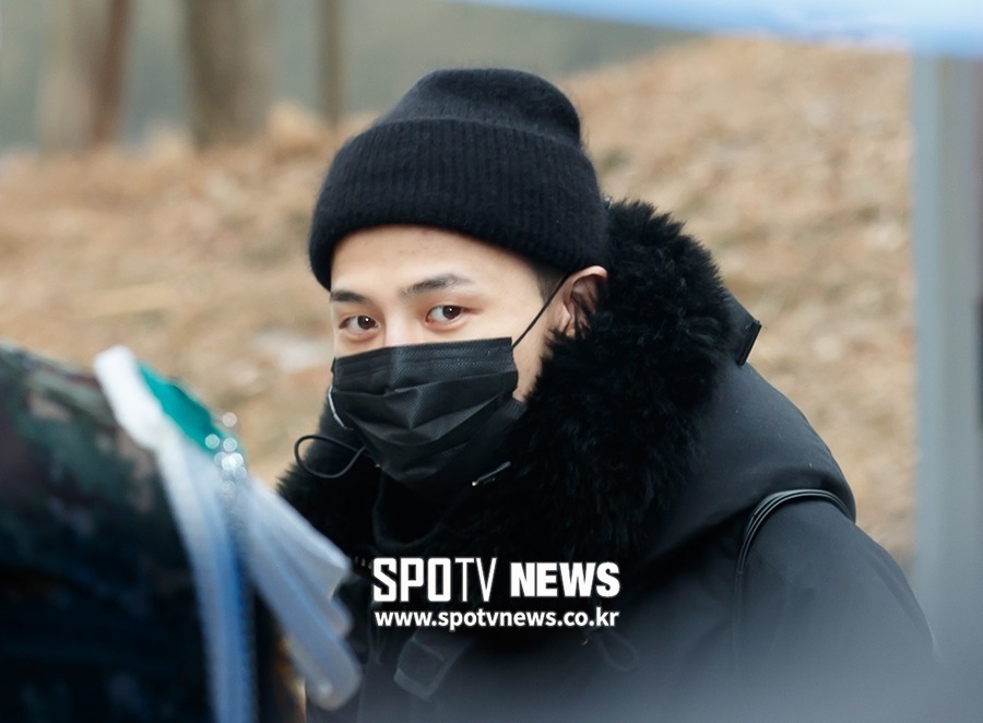 웃으면서 입대하는 지드래곤 모습.jpgif | 인스티즈