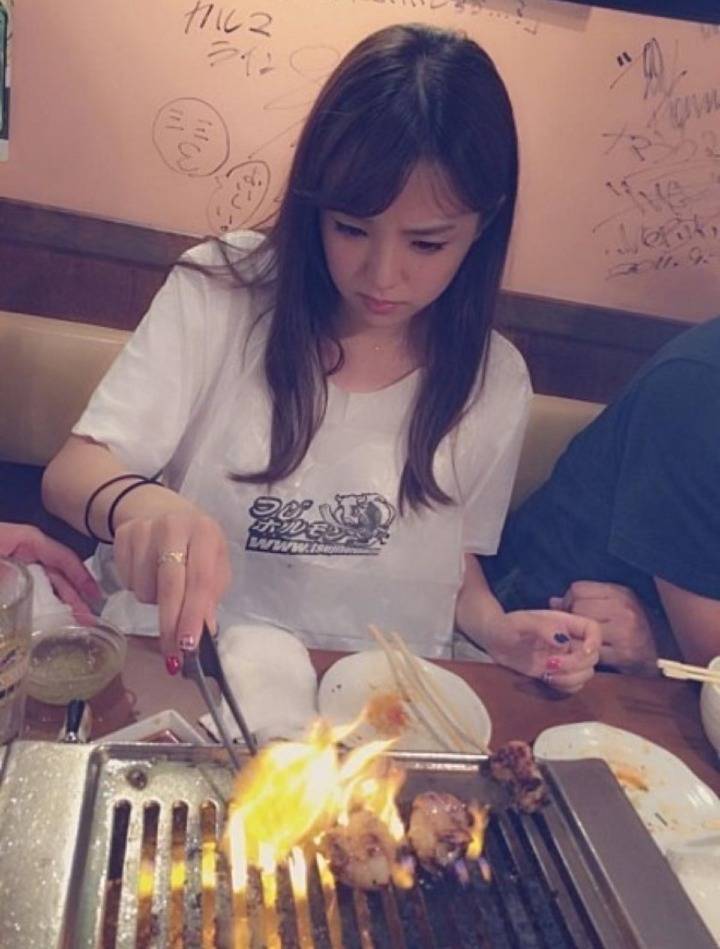 회식중에 신입 여직원이 고기를태운다면? | 인스티즈