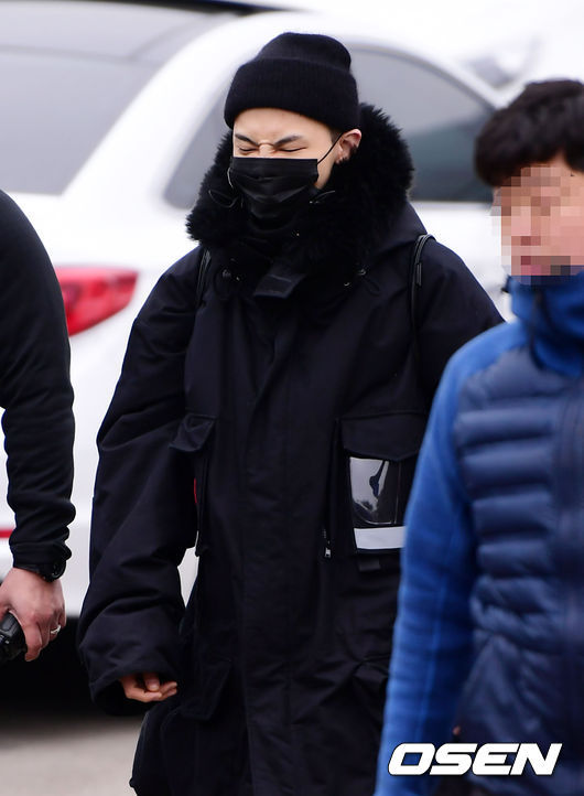 웃으면서 입대하는 지드래곤 모습.jpgif | 인스티즈