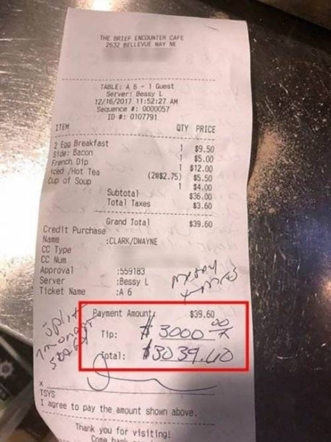 단골 식당 직원들에게 크리스마스 선물로 320만원 팁을 줌 | 인스티즈